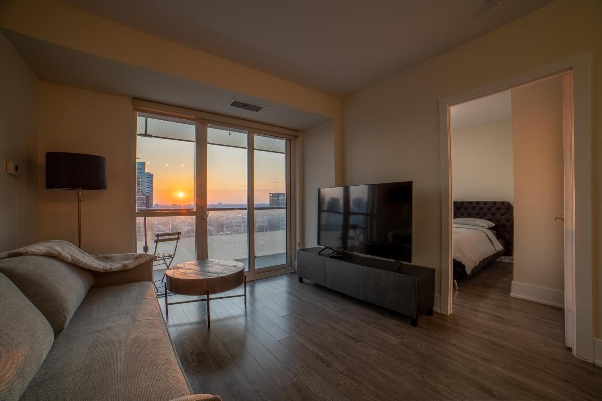 Luxury Condo W/Mesmerizing Sunset Views & Free Parking Toronto Exterior photo
